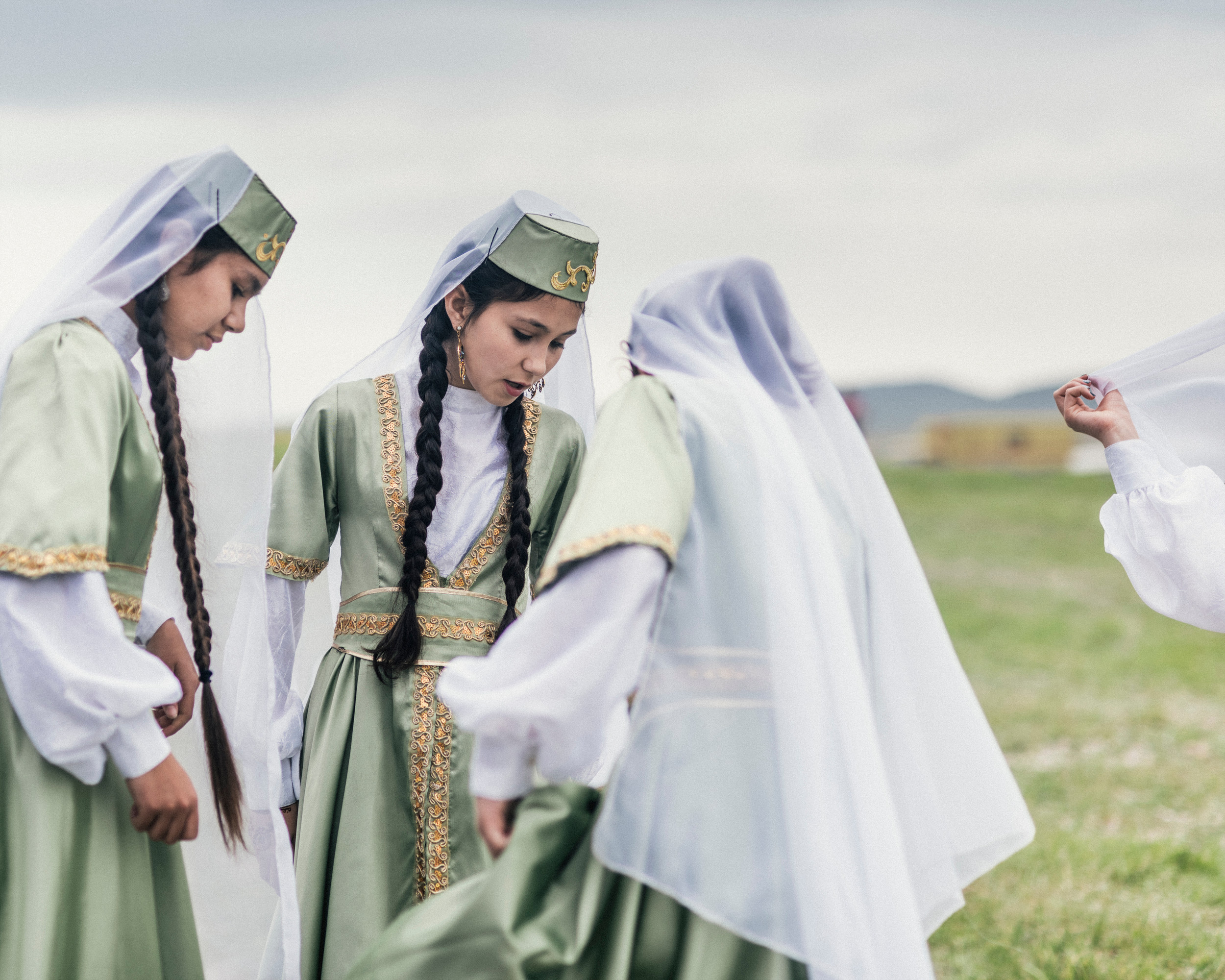  Більшість кримських татар цього року бойкотували Хидирлез, своє традиційне весняне свято, оскільки його проводила російська влада. На ньому виступала 12-річна Медіне Усманова зі своїм ансамблем народного танцю.