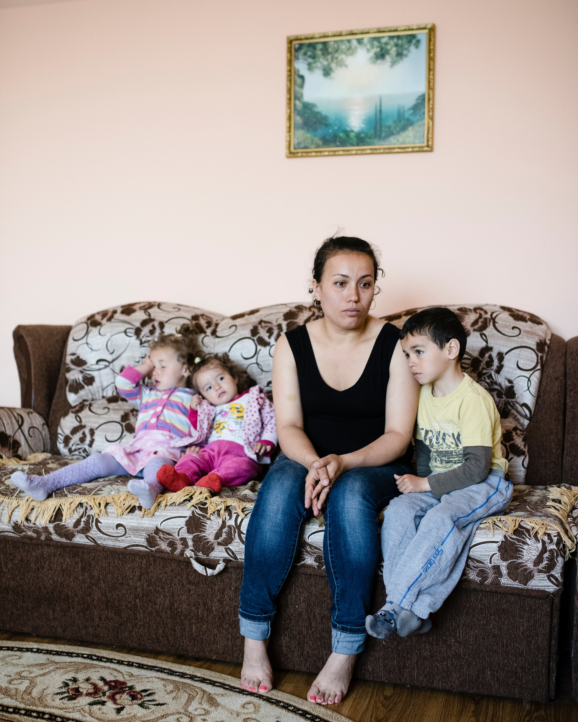 Заріна Аметова з трьома дітьми. Її чоловіка Решата Аметова викрали та вбили проросійські загони самооборони. Його тіло було вкрите слідами тортур. Попри наявність відеоролика про викрадення Заріні повідомили, що розслідування закрито. Жінка особливо хвилюється за свою трирічну доньку Хатіге, яка важко переживає травму втрати.