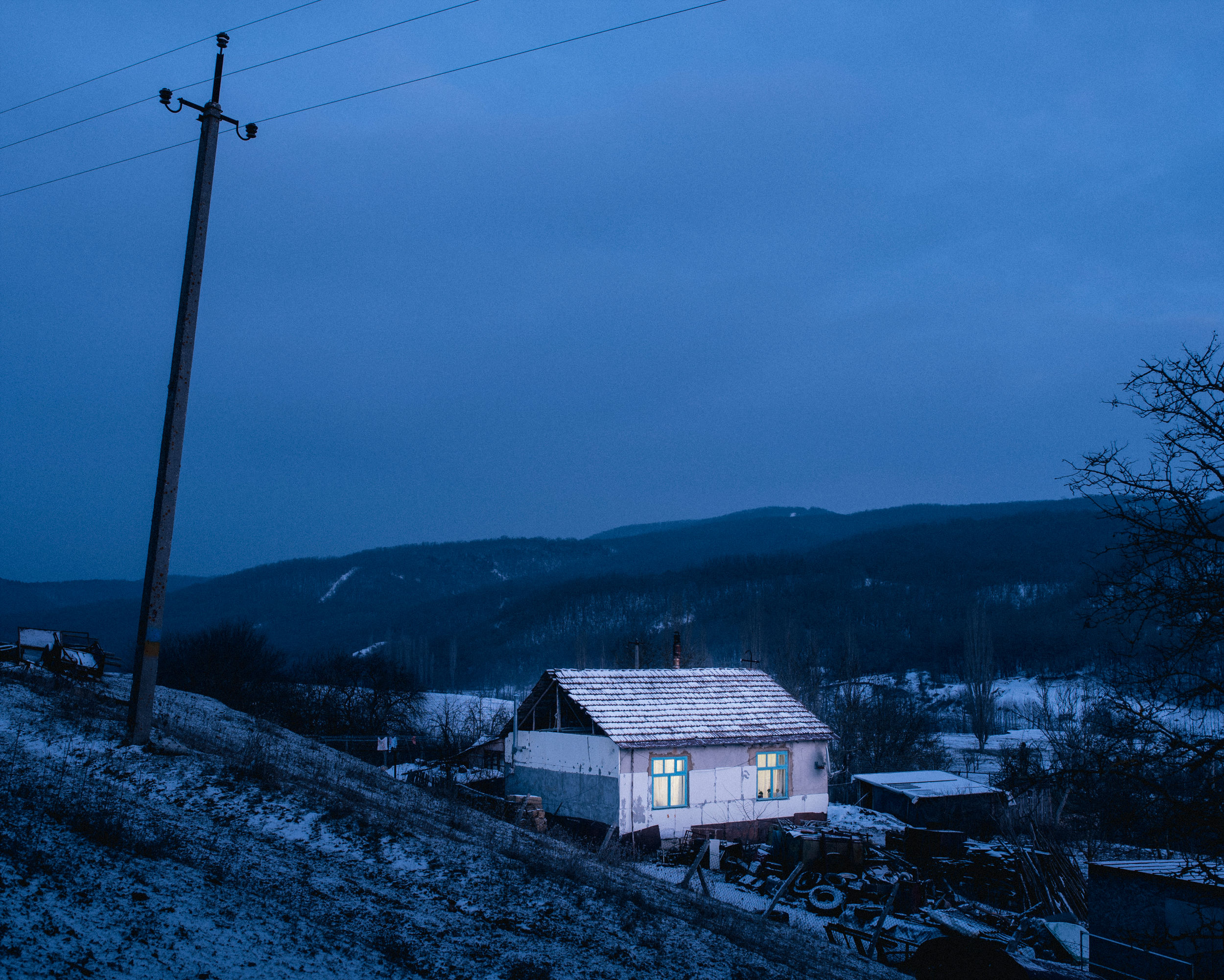 Після того як взимку 2016 року кримськотатарські активісти підірвали одну з найважливіших ліній електропередач, що веде до Криму, родина Османових використовує автомобільний акумулятор і світлодіоди для освітлення свого будинку.