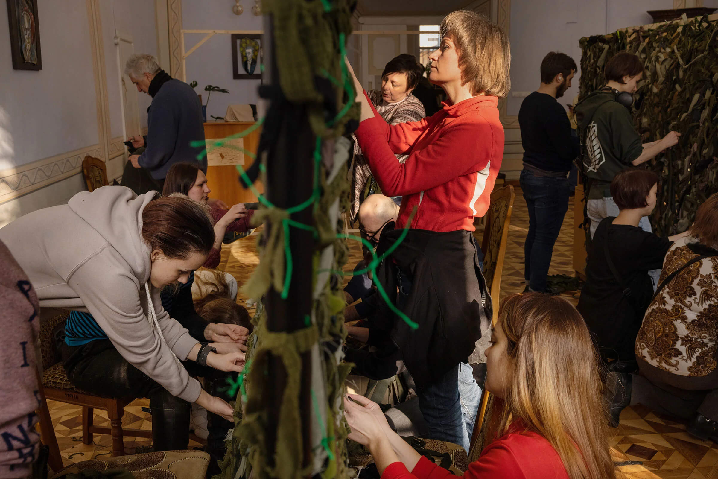 Волонтери у бібліотеці в центрі Львова плетуть маскувальні сітки для військових, 7 березня. Фото: Наталі Кейссар для TIME