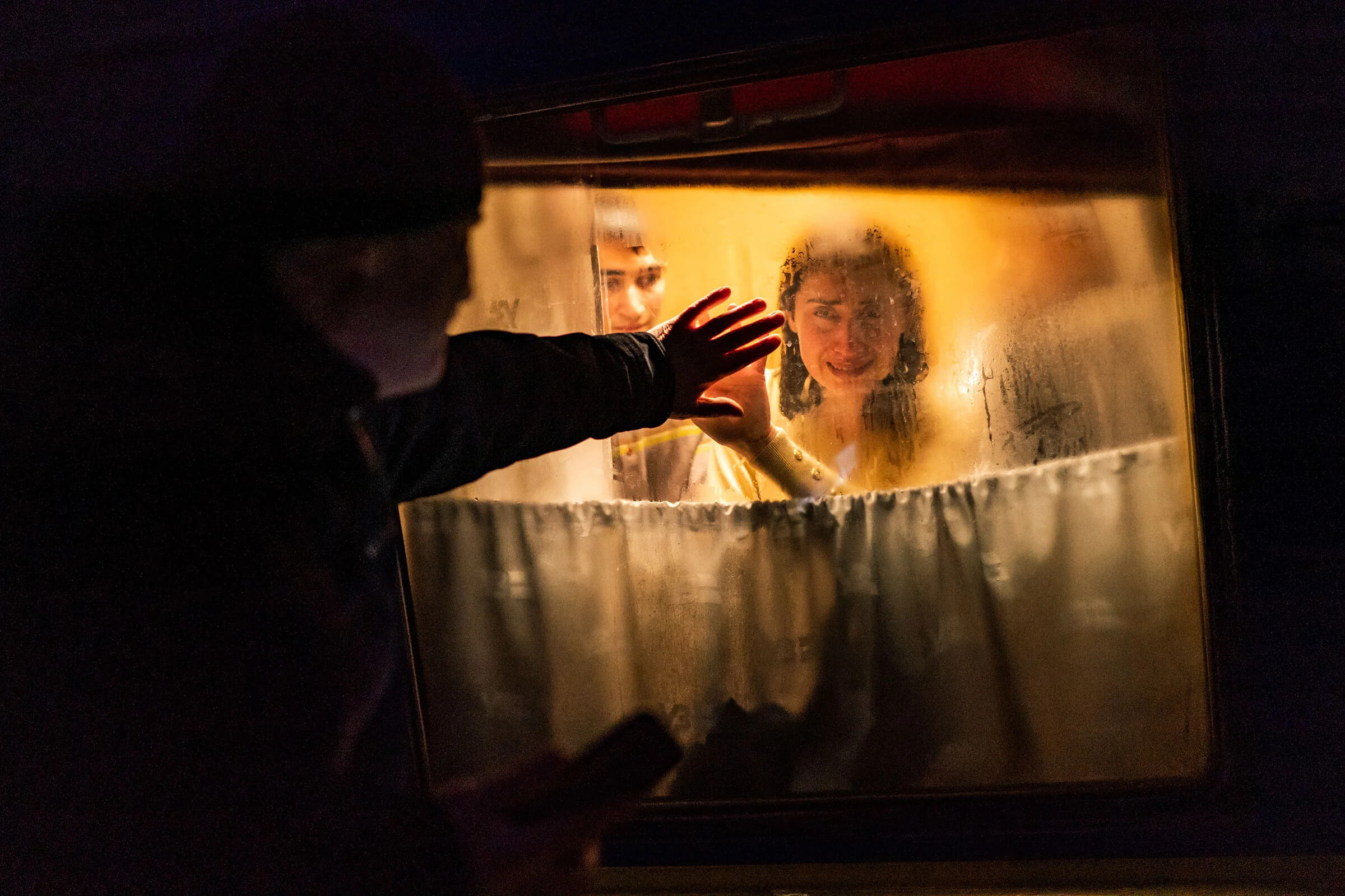 Георгій Кебурія прощається зі своєю дружиною Майєю та дітьми — ті сідають у потяг до Львова на Одеському залізничному вокзалі, 5 березня. Фото: Салван Джорджес для The Washington Post 