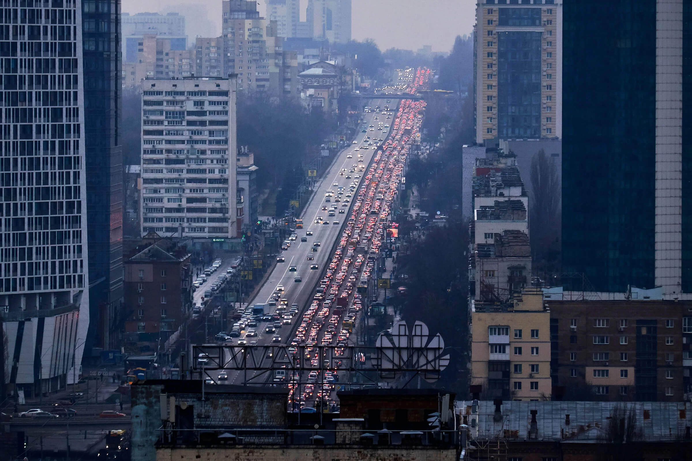Жителі Києва залишають місто після російських та білоруських ракетних ударів, 24 лютого. Фото: П'єр Кром для Getty Images