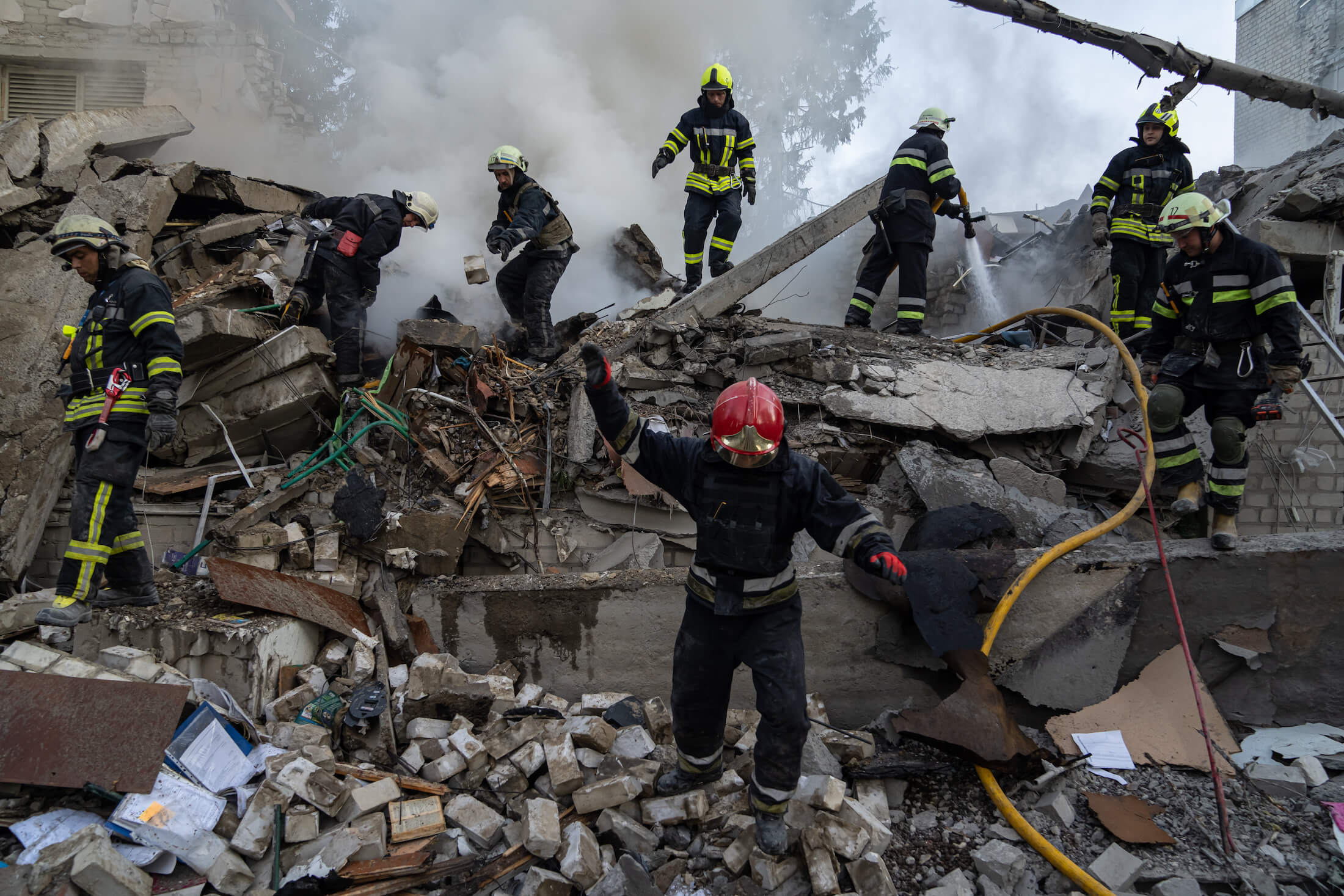 Рятувальники розбирають завали зруйнованої внаслідок російського удару школи. Харків, 4 липня 2022 року.