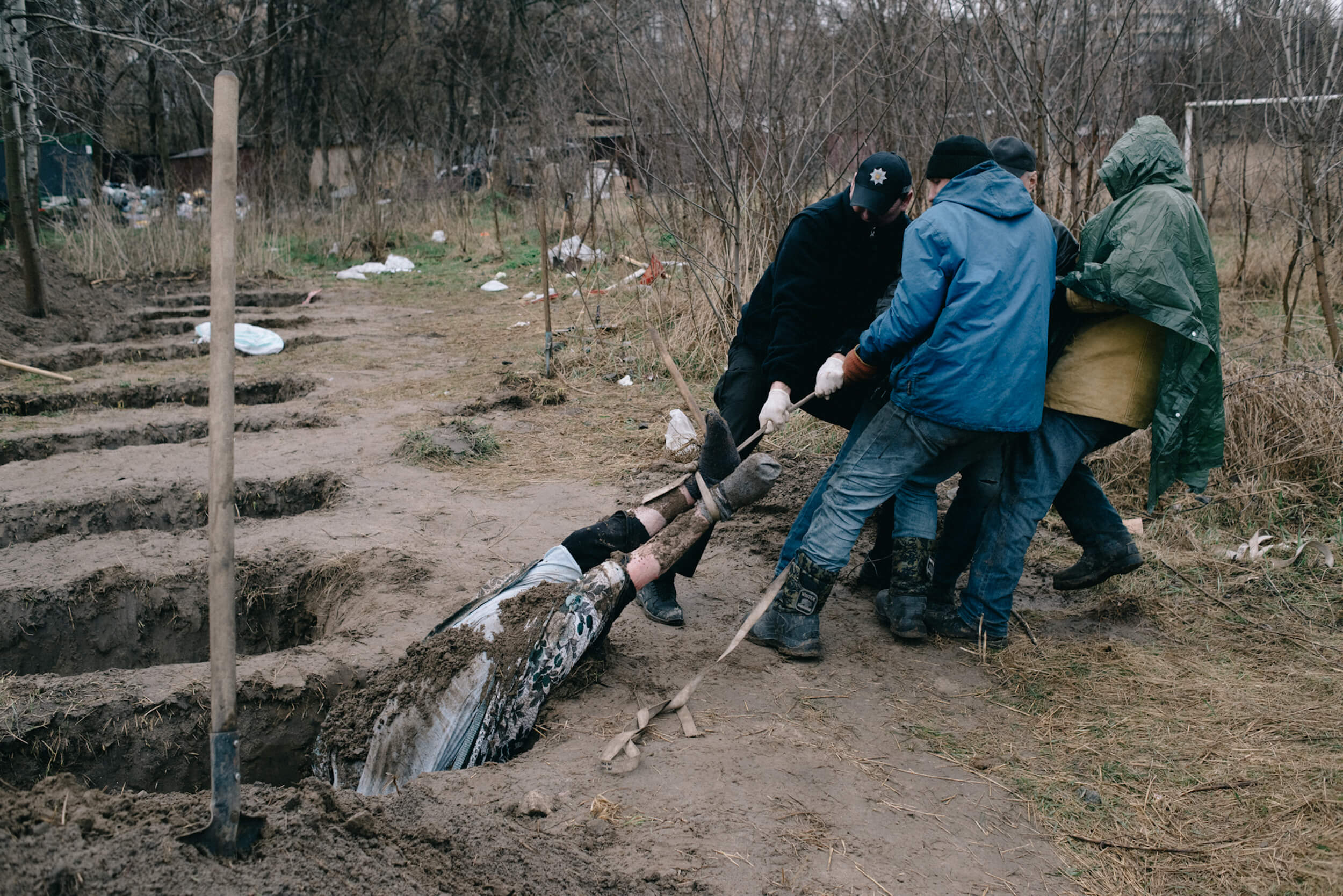 Ексгумація тіл загиблих мирних жителів, вбитих російськими окупантами прямо на подвір'ї. Буча, 8 квітня 
