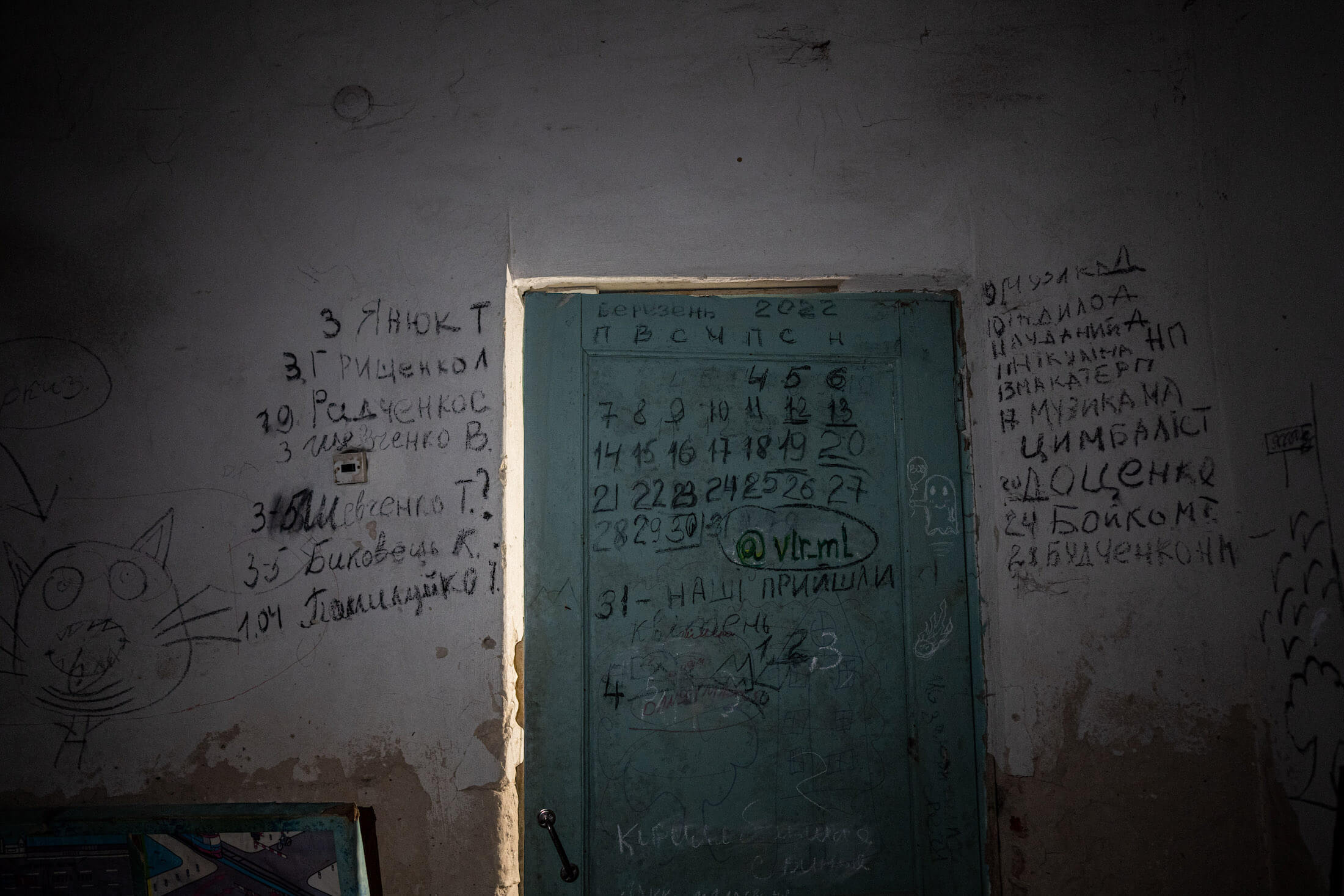 Майже всі жителі села Ягідне, а це близько 350 осіб, росіяни утримували у підвалі школи. Місцеві мешканці зробили імпровізований календар на дверях і написали 10 імен людей, які загинули в цьому підвалі. Ягідне, 12 квітня 2022 року.