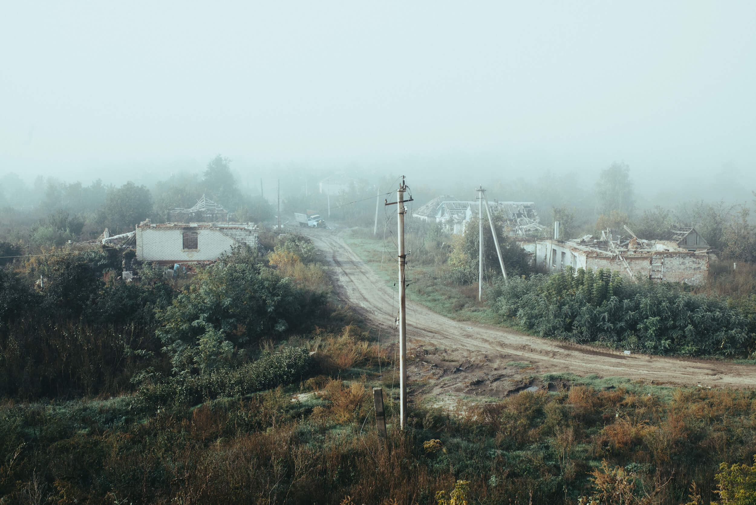 Одна з вулиць зруйнованого села. Село Кам'янка Харківської області, 30 вересня 