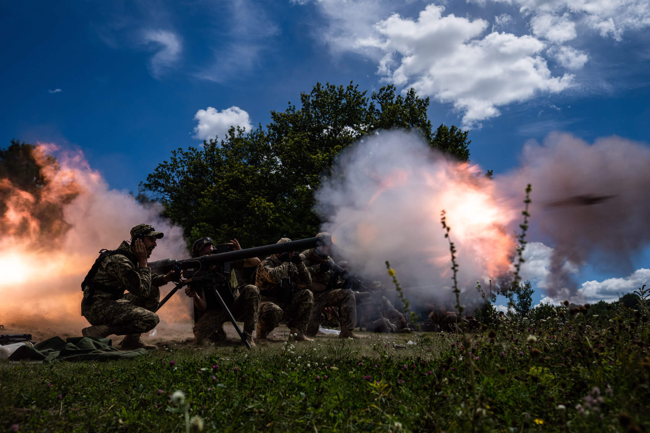 Українські військовослужбовці стріляють з болгарської СПГ-9 під час навчань на полігоні. Харківська область, 19 липня 2022 року.