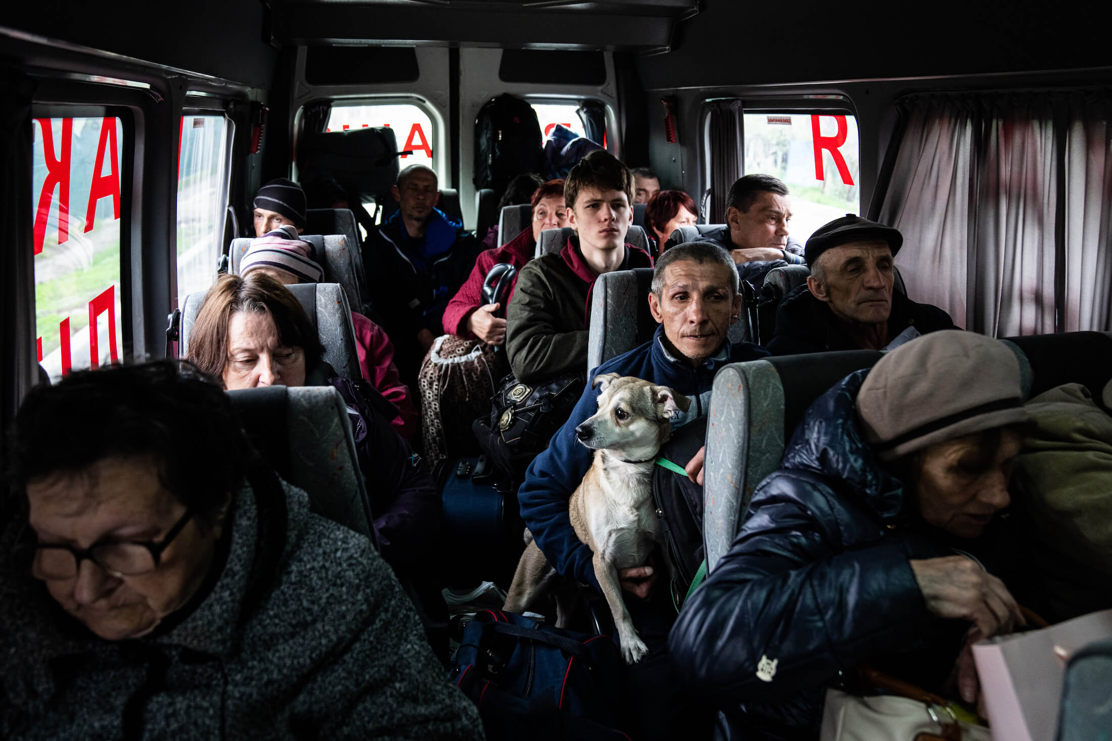 Люди їдуть в автобусі під час евакуації з Лиману, 30 квітня 2022 року.