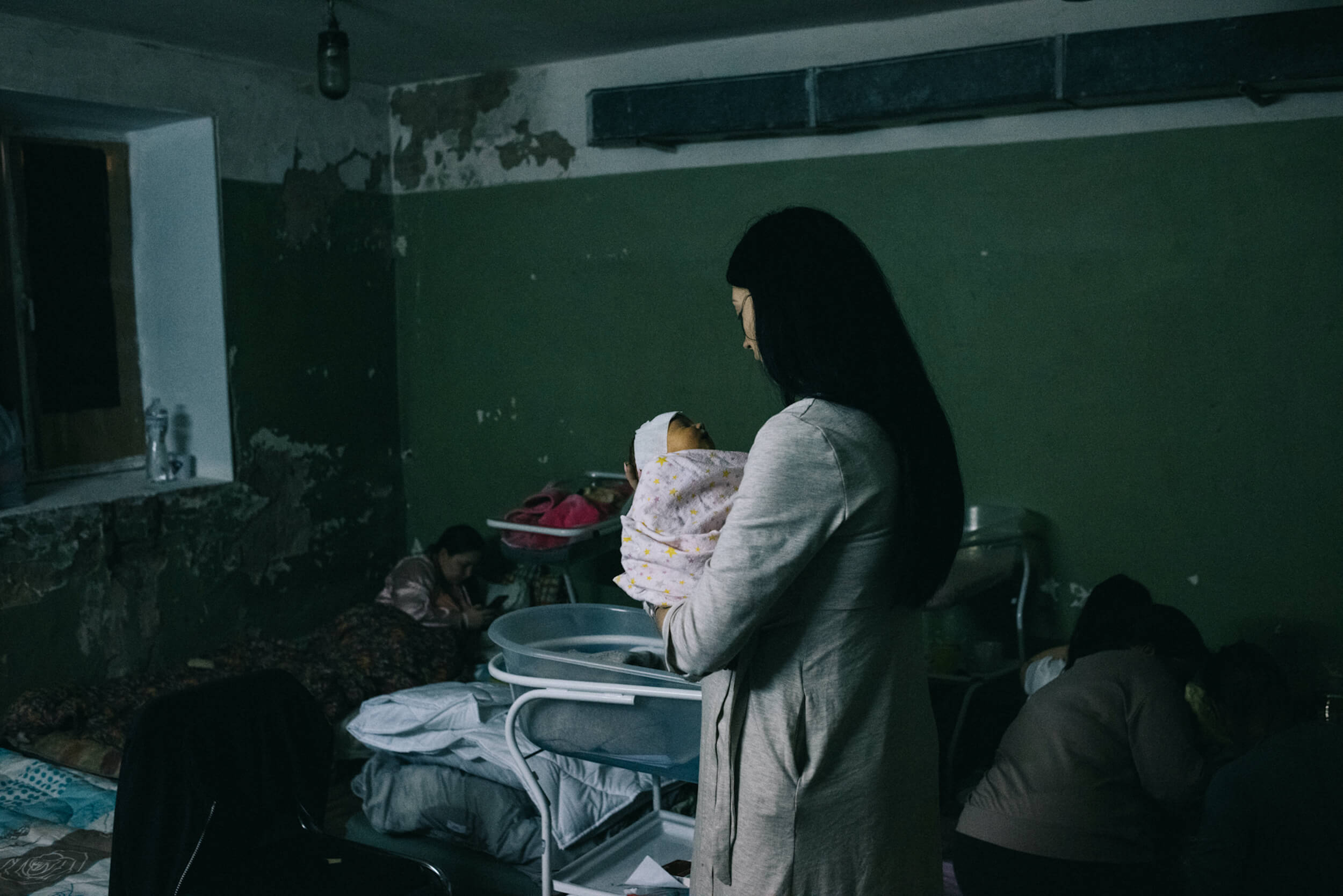 Київське пологове відділення повністю переїхало до підвалу лікарні після того, як було зруйновано сусідній будинок. Київ, 2 березня