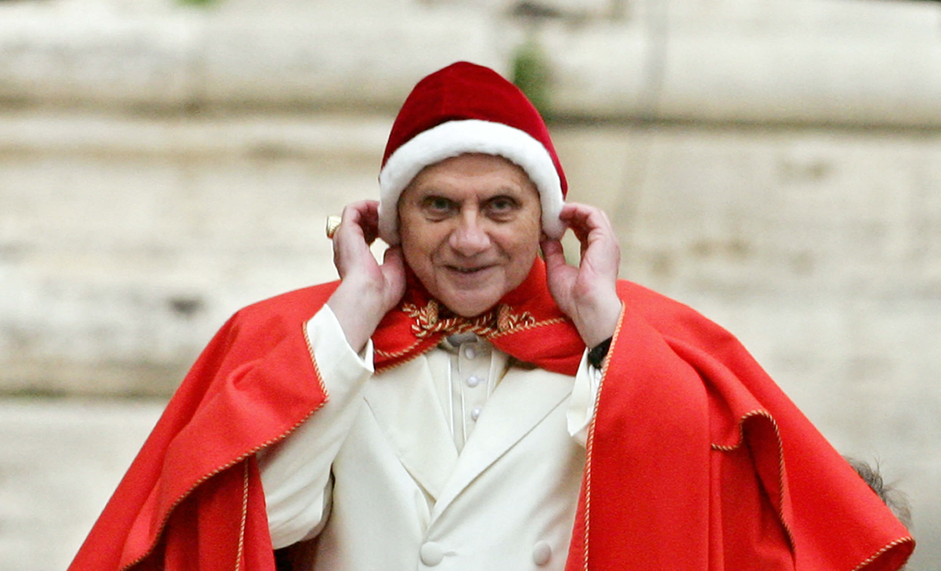 Папа Бенедикт XVI у камауро, 21 грудня 2005 року. Фото: Patrick HERTZOG / AFP