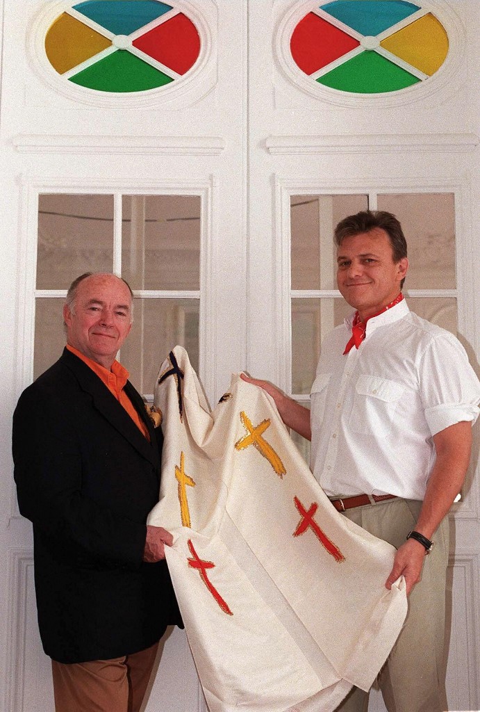 Жан-Шарль де Кастельбажак та вишивальник Франсуа Лесаж тримають ризу Іоанна Павла II, 1997 рік. Фото: THOMAS COEX / AFP